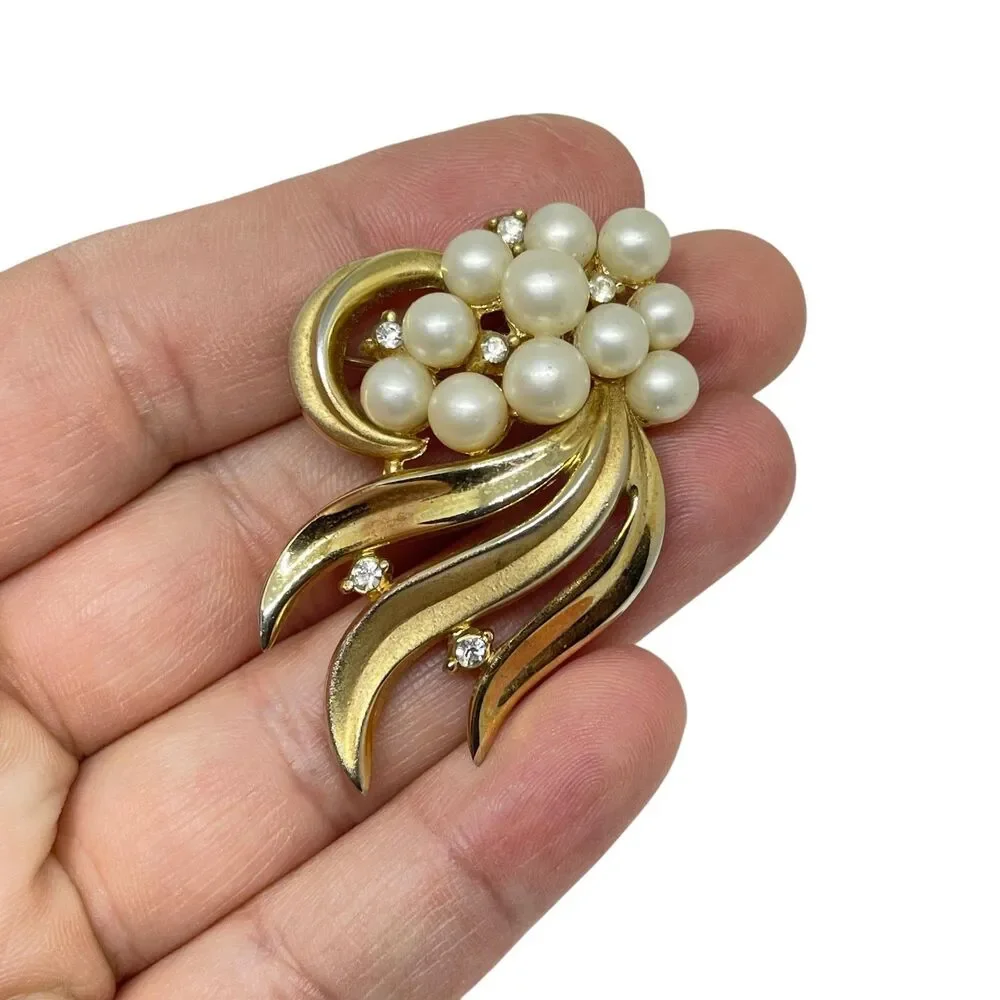 TRIFARI crown signed gold plated faux pearls rhinestones flower designer brooch